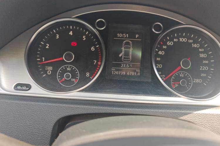Used Volkswagen FAW-Volkswagen CC 2016 1.8TSI Prestige Model Odometer Close Up