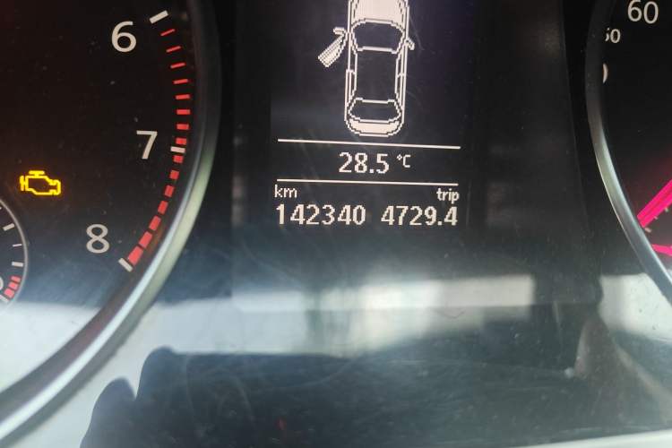 Used Volkswagen FAW-Volkswagen CC 2016 1.8TSI Prestige Model Odometer Close Up