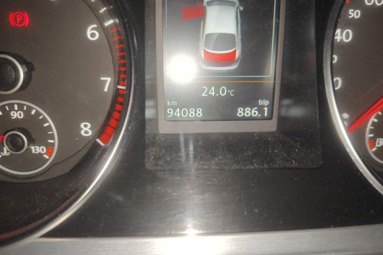 Used Volkswagen FAW-Volkswagen CC 2016 1.8TSI Luxury Model Odometer Close Up