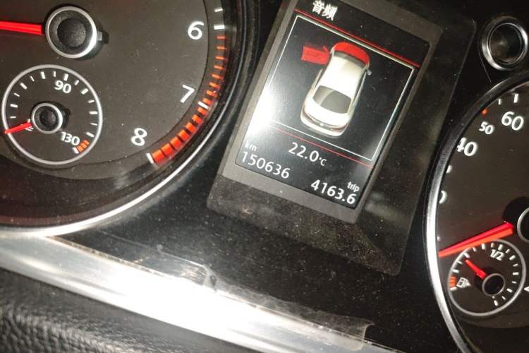 Used Volkswagen FAW-Volkswagen CC 2016 1.8TSI Luxury Model Odometer Close Up