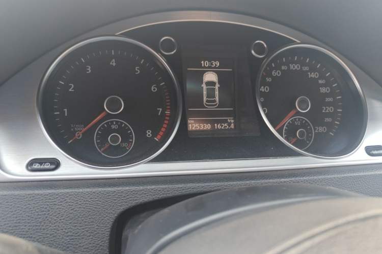 Used Volkswagen FAW-Volkswagen CC 2016 1.8TSI Prestige Model Odometer Close Up