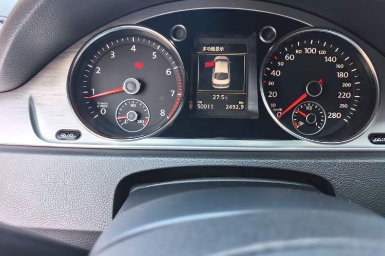Used Volkswagen FAW-Volkswagen CC 2016 1.8TSI Luxury Model Odometer Close Up
