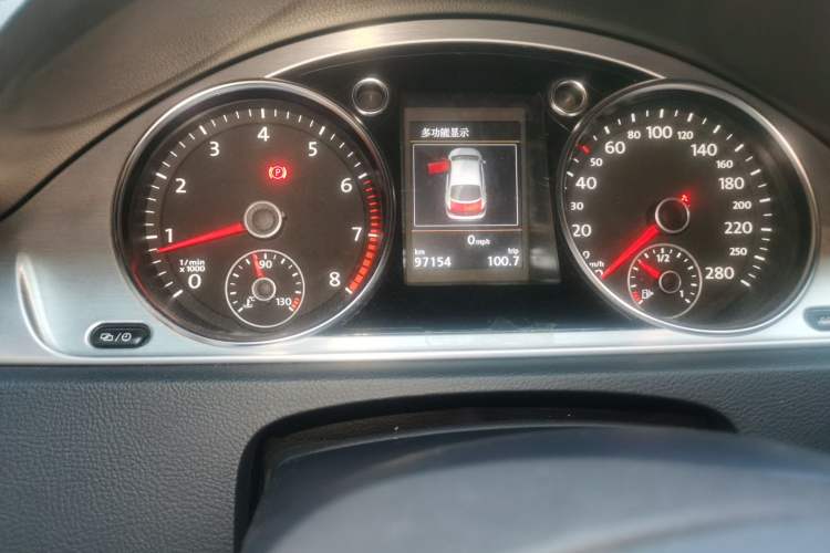 Used Volkswagen FAW-Volkswagen CC 2016 1.8TSI Luxury Model Odometer Close Up
