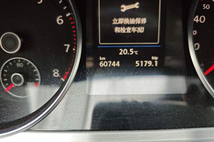 Used Volkswagen FAW-Volkswagen CC 2016 1.8TSI Luxury Model Odometer Close Up