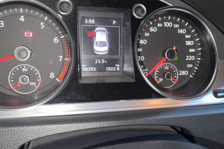 Used Volkswagen FAW-Volkswagen CC 2016 1.8TSI Luxury Model Odometer Close Up