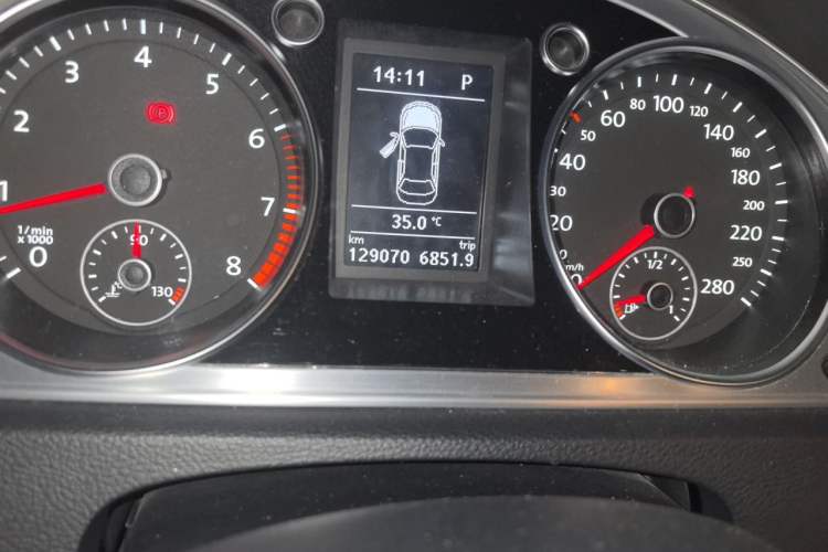 Used Volkswagen FAW-Volkswagen CC 2016 1.8TSI Prestige Model Odometer Close Up
