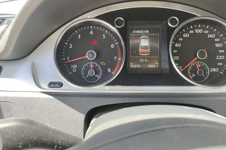 Used Volkswagen FAW-Volkswagen CC 2016 1.8TSI Luxury Model Odometer Close Up