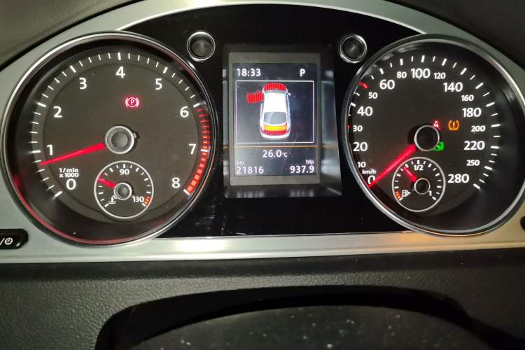 Used Volkswagen FAW-Volkswagen CC 2016 1.8TSI Luxury Model Odometer Close Up