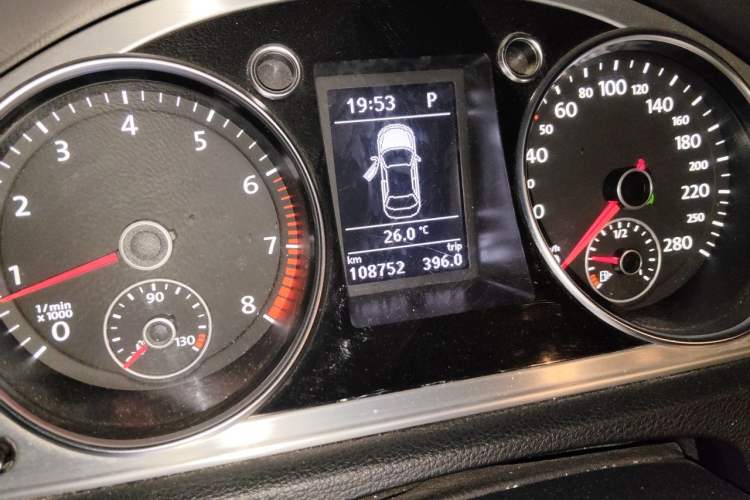 Used Volkswagen FAW-Volkswagen CC 2016 1.8TSI Prestige Model Odometer Close Up