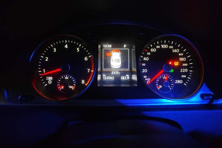 Used Volkswagen FAW-Volkswagen CC 2016 1.8TSI Luxury Model Odometer Close Up