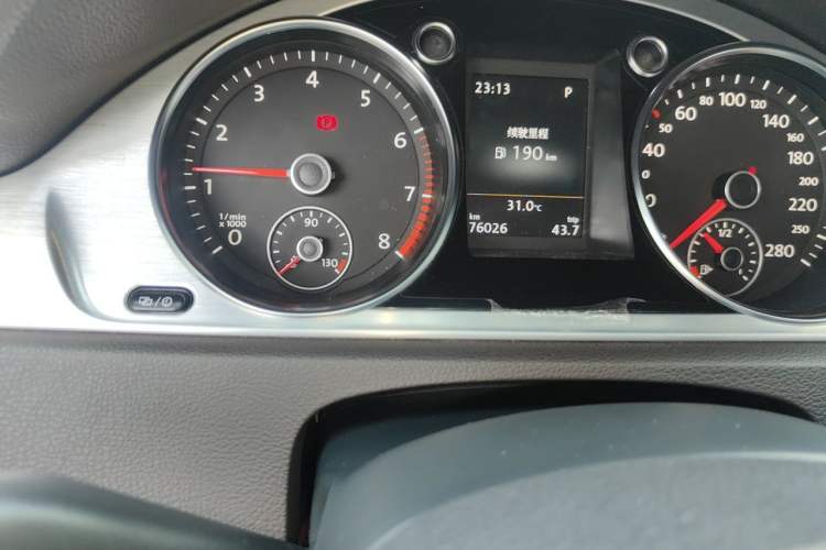 Used Volkswagen FAW-Volkswagen CC 2016 1.8TSI Luxury Model Odometer Close Up