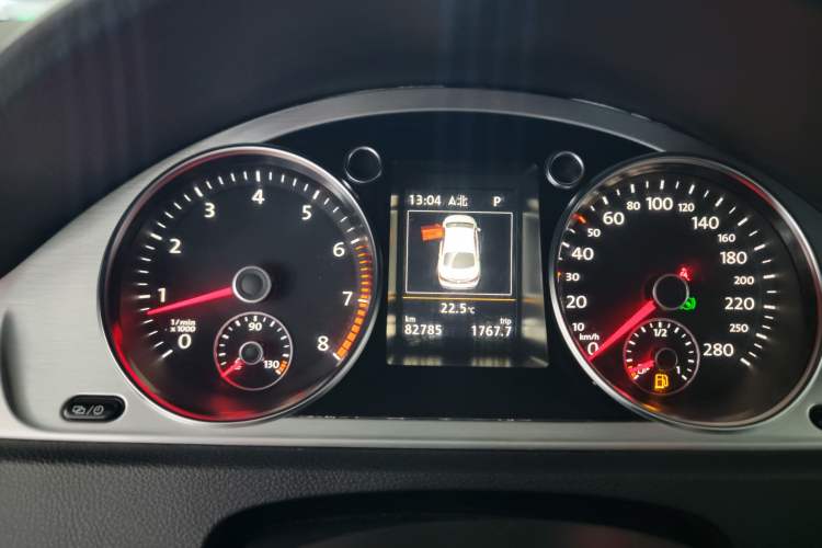 Used Volkswagen FAW-Volkswagen CC 2016 1.8TSI Luxury Model Odometer Close Up