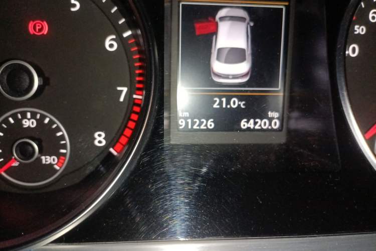 Used Volkswagen FAW-Volkswagen CC 2016 1.8TSI Luxury Model Odometer Close Up