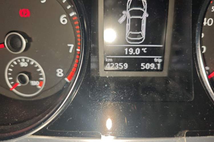 Used Volkswagen FAW-Volkswagen CC 2016 1.8TSI Prestige Model Odometer Close Up