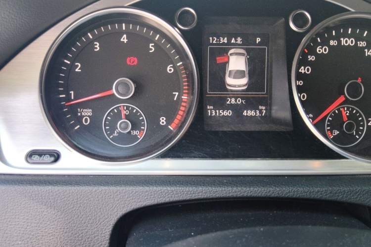 Used Volkswagen FAW-Volkswagen CC 2016 1.8TSI Luxury Model Odometer Close Up