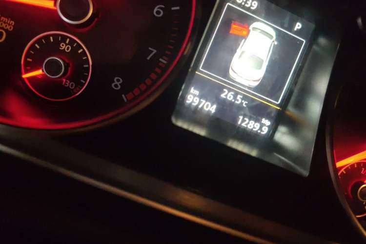 Used Volkswagen FAW-Volkswagen CC 2016 1.8TSI Luxury Model Odometer Close Up