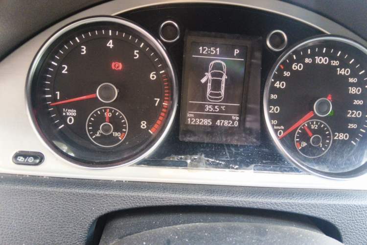 Used Volkswagen FAW-Volkswagen CC 2016 1.8TSI Prestige Model Odometer Close Up