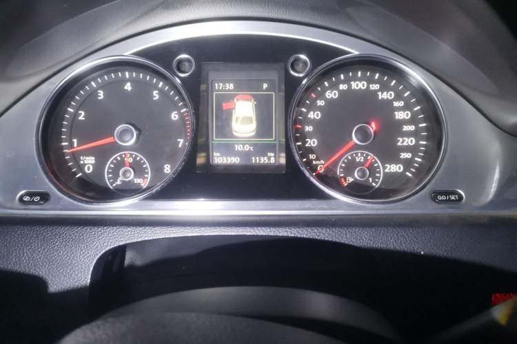 Used Volkswagen FAW-Volkswagen CC 2016 1.8TSI Luxury Model Odometer Close Up