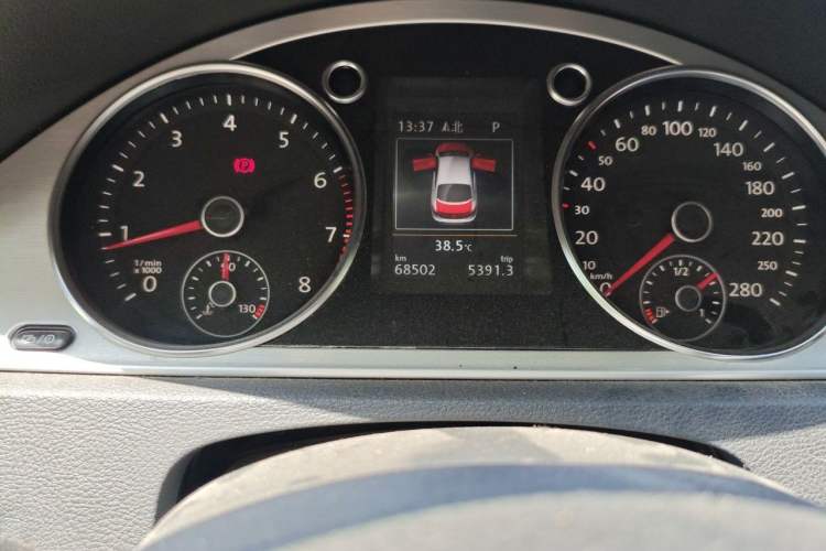 Used Volkswagen FAW-Volkswagen CC 2016 1.8TSI Luxury Model Odometer Close Up