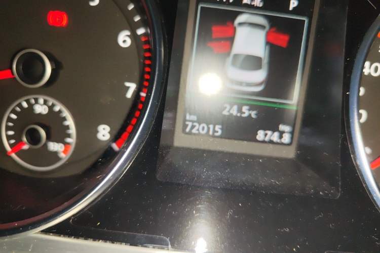 Used Volkswagen FAW-Volkswagen CC 2016 1.8TSI Luxury Model Odometer Close Up