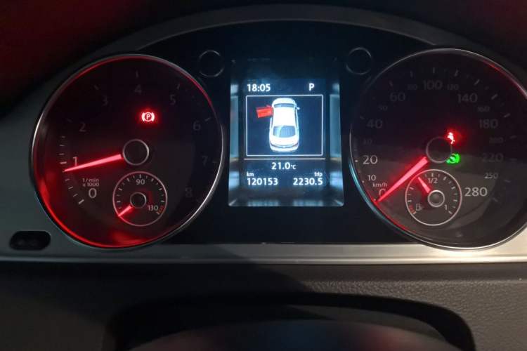 Used Volkswagen FAW-Volkswagen CC 2016 1.8TSI Luxury Model Odometer Close Up