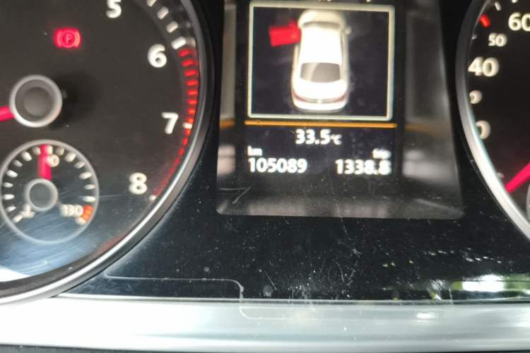 Used Volkswagen FAW-Volkswagen CC 2016 1.8TSI Luxury Model Odometer Close Up