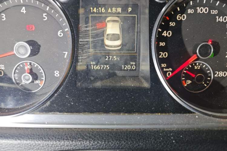 Used Volkswagen FAW-Volkswagen CC 2016 1.8TSI Luxury Model Odometer Close Up