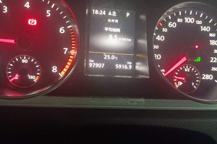 Used Volkswagen FAW-Volkswagen CC 2016 1.8TSI Luxury Model Odometer Close Up