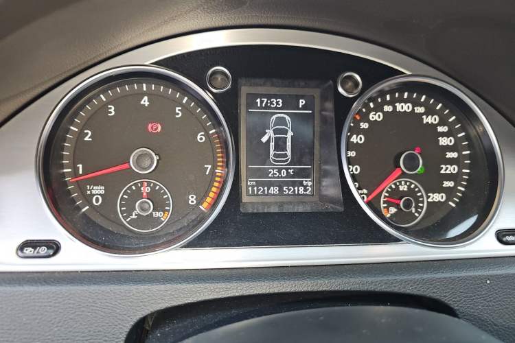 Used Volkswagen FAW-Volkswagen CC 2016 1.8TSI Prestige Model Odometer Close Up