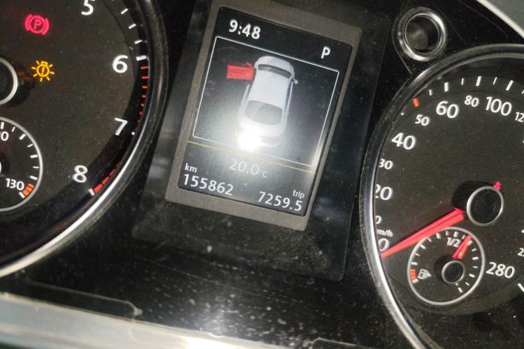 Used Volkswagen FAW-Volkswagen CC 2016 1.8TSI Luxury Model Odometer Close Up