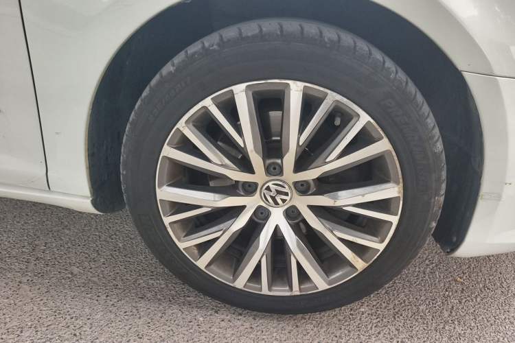 Used Volkswagen FAW-Volkswagen CC 2016 1.8TSI Luxury Model Right Front Wheel Hub
