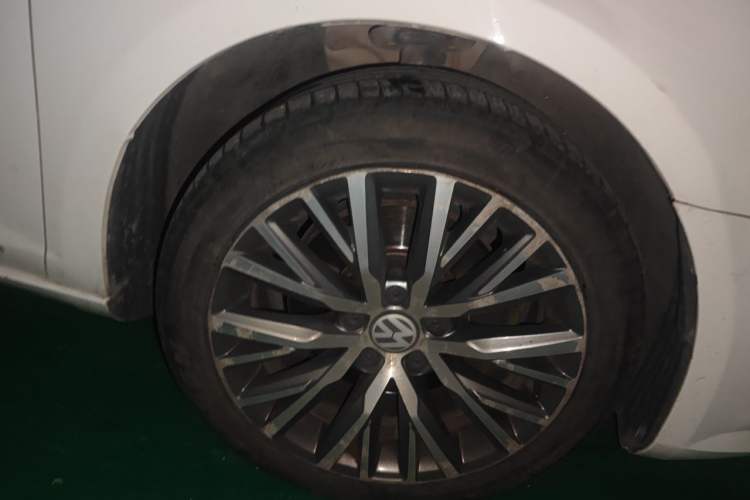 Used Volkswagen FAW-Volkswagen CC 2016 1.8TSI Luxury Model Right Front Wheel Hub