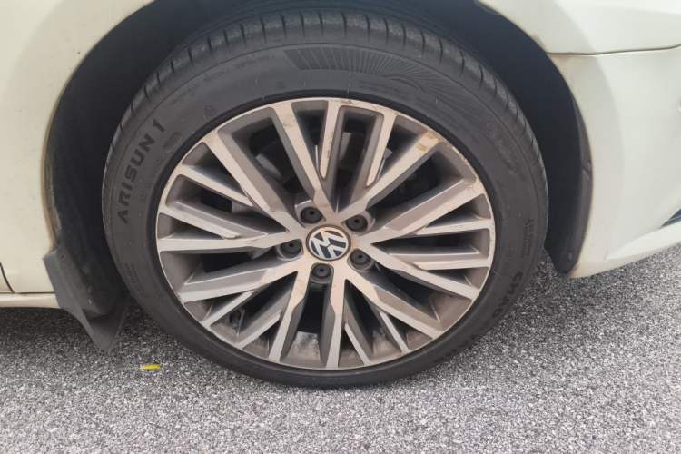 Used Volkswagen FAW-Volkswagen CC 2016 1.8TSI Luxury Model Right Front Wheel Hub