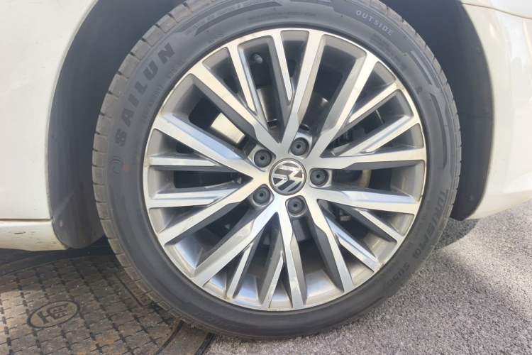 Used Volkswagen FAW-Volkswagen CC 2016 1.8TSI Luxury Model Right Front Wheel Hub
