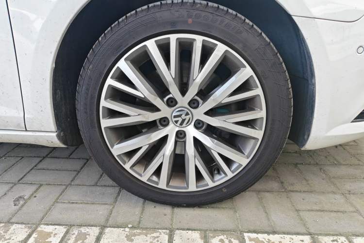 Used Volkswagen FAW-Volkswagen CC 2016 1.8TSI Luxury Model Right Front Wheel Hub