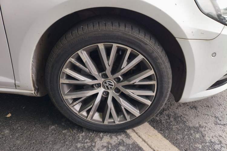 Used Volkswagen FAW-Volkswagen CC 2016 1.8TSI Luxury Model Right Front Wheel Hub
