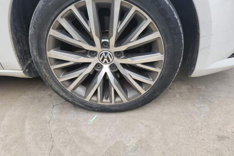 Used Volkswagen FAW-Volkswagen CC 2016 1.8TSI Luxury Model Right Front Wheel Hub
