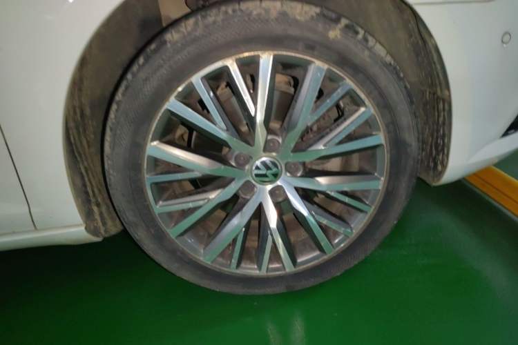 Used Volkswagen FAW-Volkswagen CC 2016 1.8TSI Luxury Model Right Front Wheel Hub