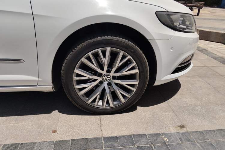 Used Volkswagen FAW-Volkswagen CC 2016 2.0 TSI Luxury Model Right Front Wheel Hub