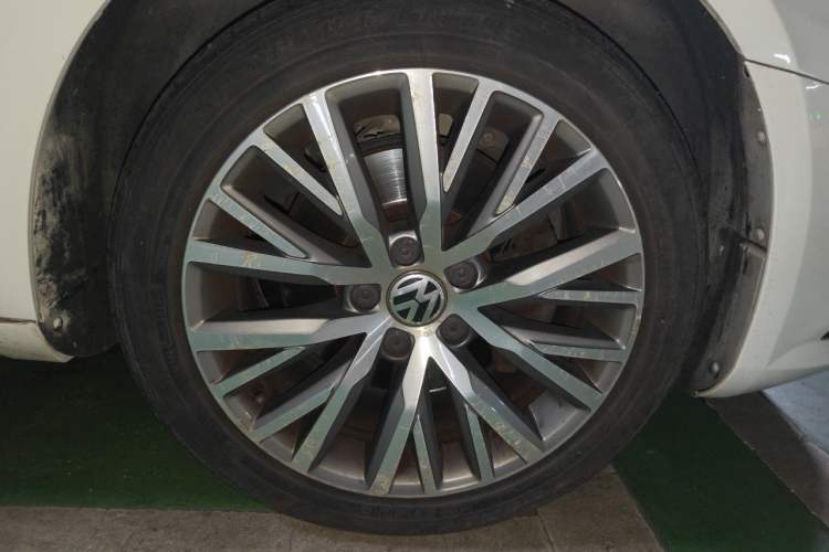 Used Volkswagen FAW-Volkswagen CC 2016 1.8TSI Luxury Model Right Front Wheel Hub