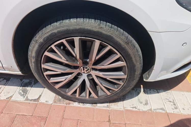 Used Volkswagen FAW-Volkswagen CC 2016 2.0 TSI Luxury Model Right Front Wheel Hub