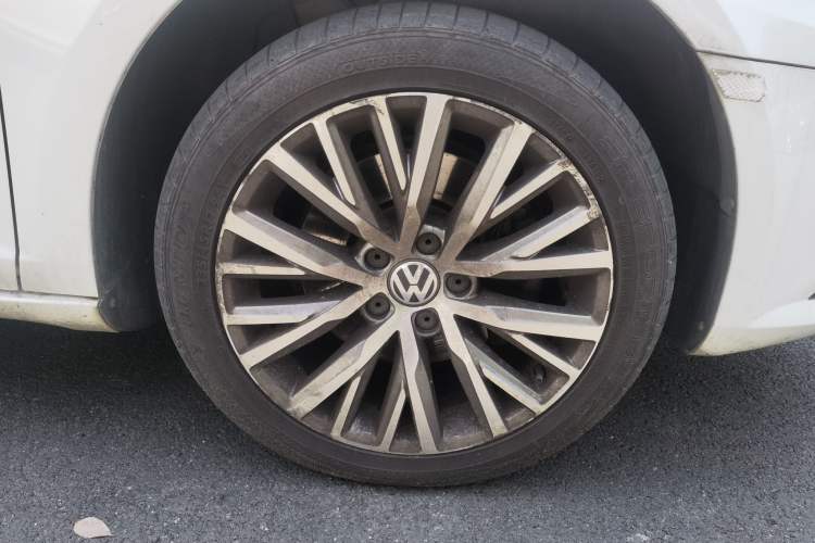 Used Volkswagen FAW-Volkswagen CC 2016 2.0 TSI Luxury Model Right Front Wheel Hub