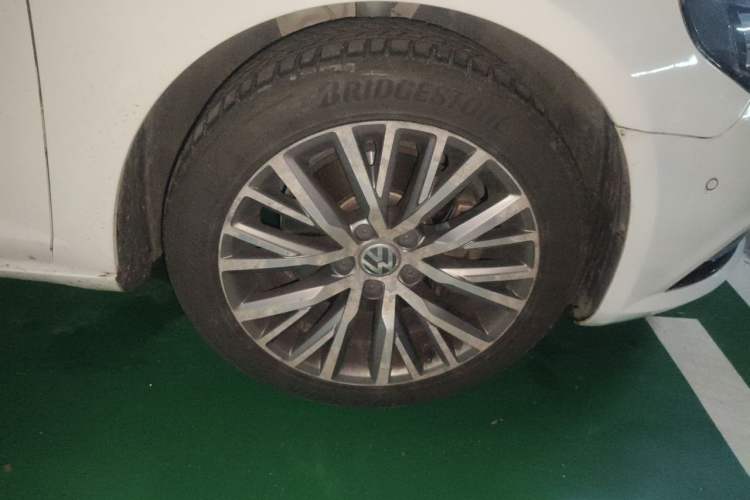 Used Volkswagen FAW-Volkswagen CC 2016 1.8TSI Luxury Model Right Front Wheel Hub