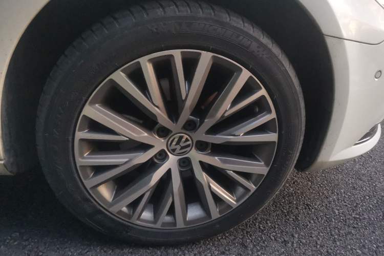 Used Volkswagen FAW-Volkswagen CC 2016 2.0 TSI Luxury Model Right Front Wheel Hub