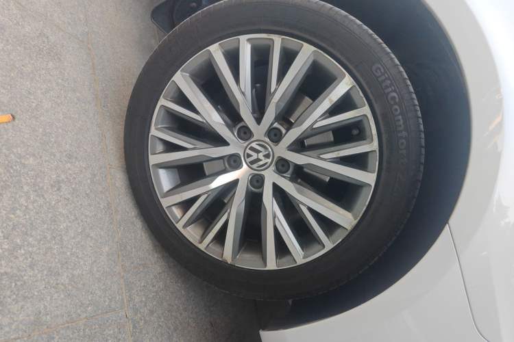 Used Volkswagen FAW-Volkswagen CC 2016 2.0 TSI Luxury Model Right Front Wheel Hub