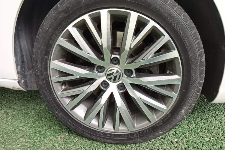 Used Volkswagen FAW-Volkswagen CC 2016 2.0 TSI Luxury Model Right Front Wheel Hub