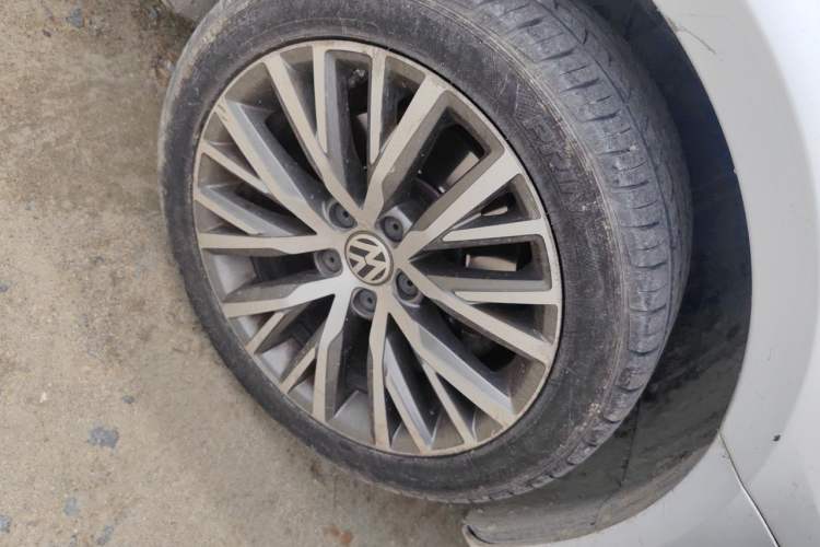Used Volkswagen FAW-Volkswagen CC 2016 2.0 TSI Luxury Model Right Front Wheel Hub