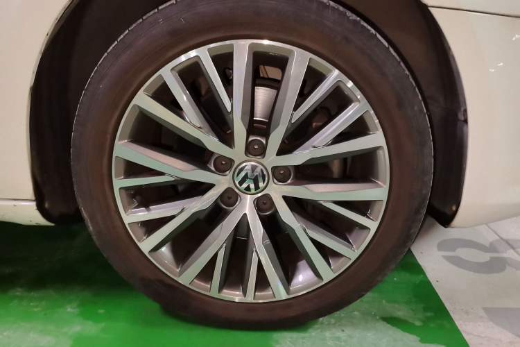 Used Volkswagen FAW-Volkswagen CC 2016 1.8TSI Luxury Model Right Front Wheel Hub