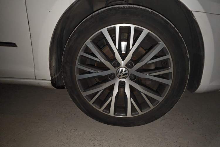 Used Volkswagen FAW-Volkswagen CC 2016 1.8TSI Luxury Model Right Front Wheel Hub