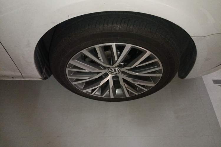 Used Volkswagen FAW-Volkswagen CC 2016 1.8TSI Luxury Model Right Front Wheel Hub